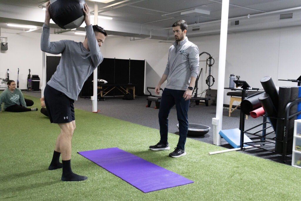 Young athlete recovering from knee injury with sports physical therapist in Evergreen Park IL