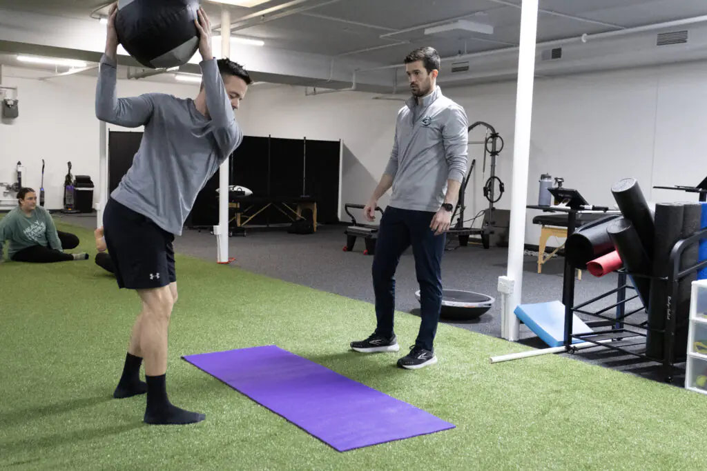 Young athlete recovering from knee injury with sports physical therapist in Evergreen Park IL